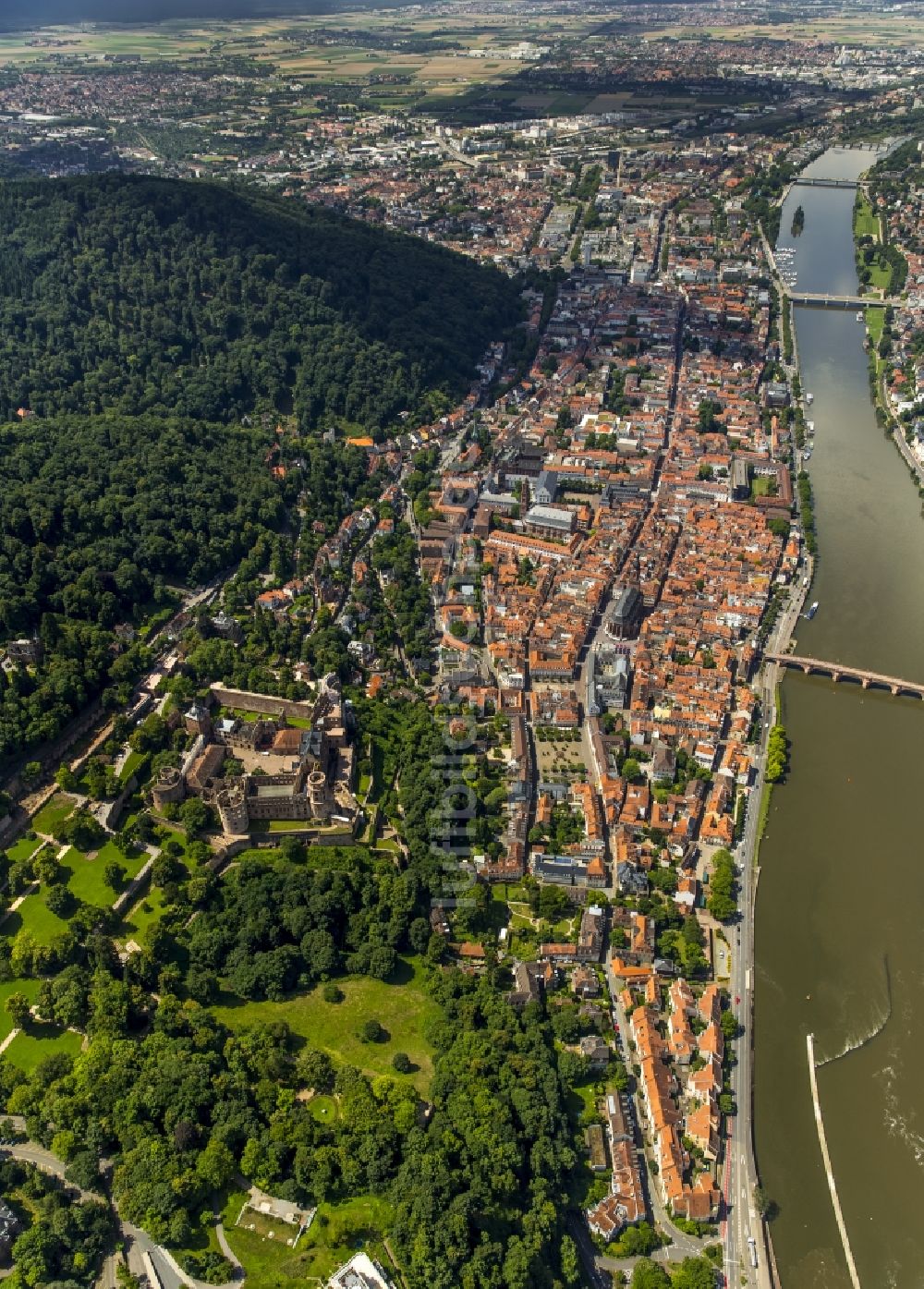 Heidelberg von oben - Altstadtbereich und Innenstadtzentrum am Ufer des Flußverlaufes des Neckar in Heidelberg im Bundesland Baden-Württemberg