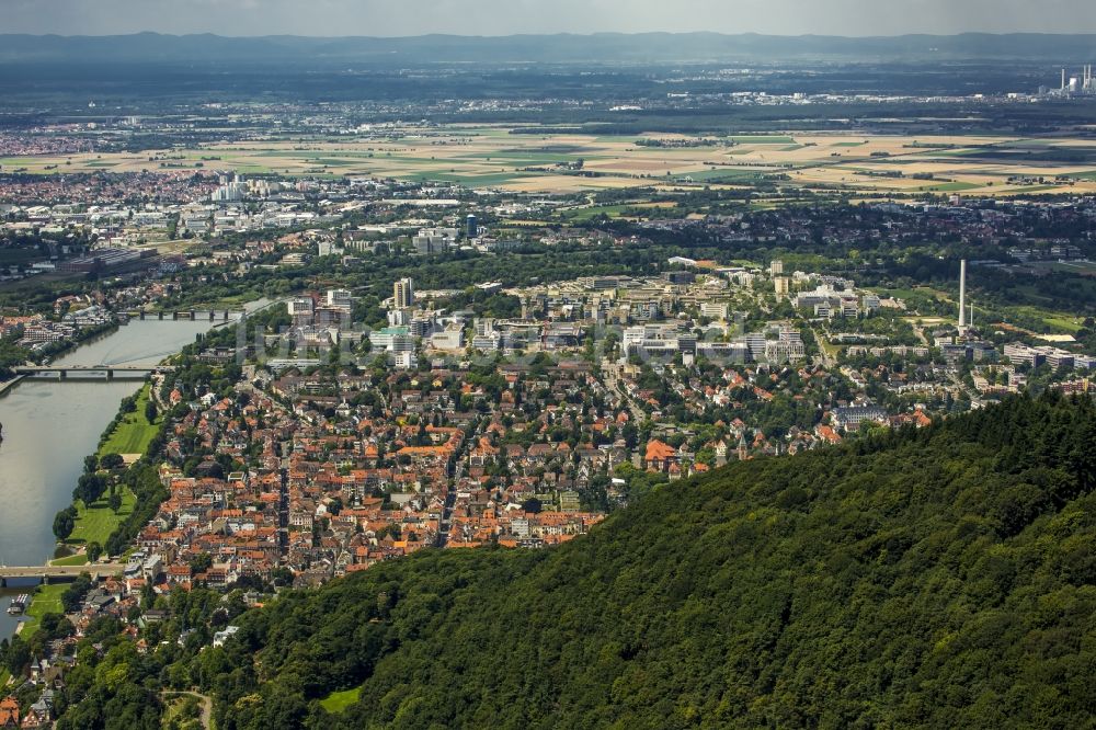 Luftaufnahme Heidelberg - Altstadtbereich und Innenstadtzentrum am Ufer des Flußverlaufes des Neckar in Heidelberg im Bundesland Baden-Württemberg