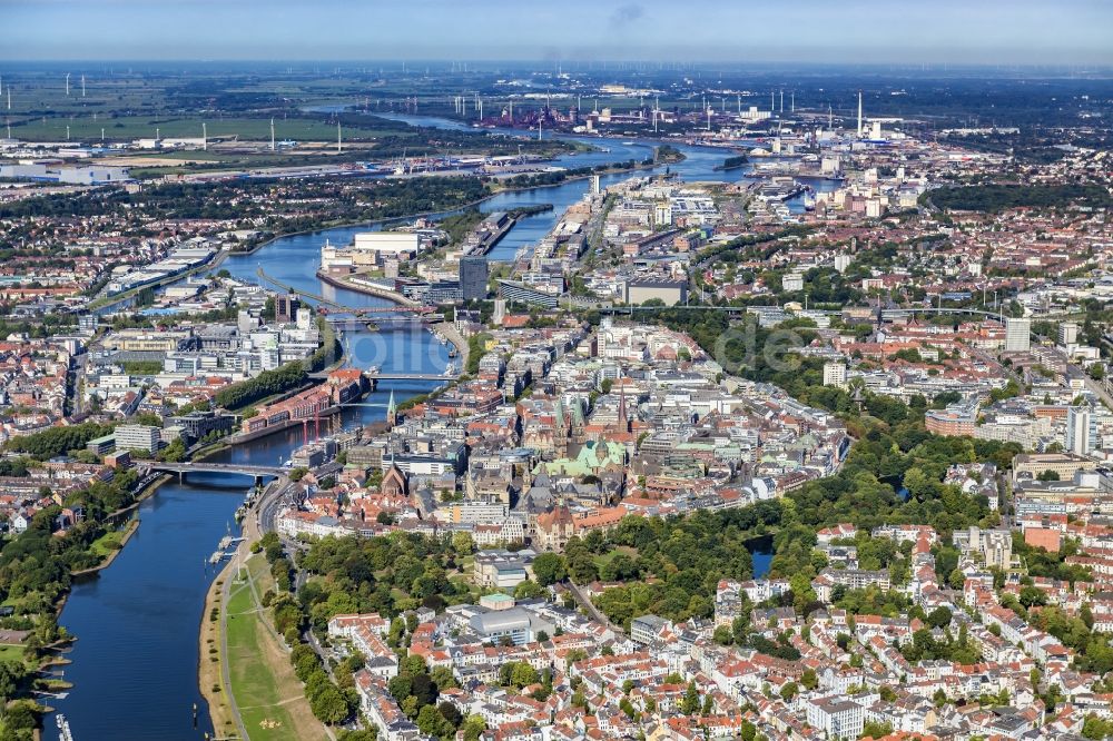 Bremen von oben - Altstadtbereich und Innenstadtzentrum am Ufer des Flussverlaufes der Weser in Bremen, Deutschland