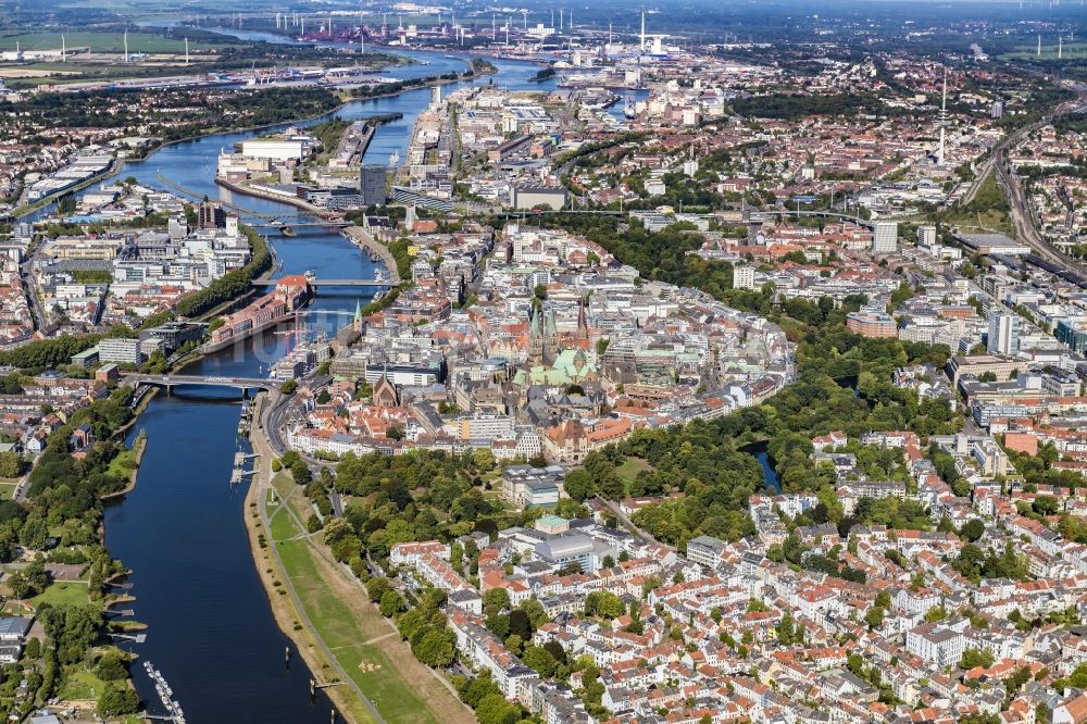 Bremen aus der Vogelperspektive: Altstadtbereich und Innenstadtzentrum am Ufer des Flussverlaufes der Weser in Bremen, Deutschland