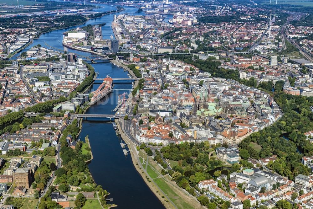 Luftbild Bremen - Altstadtbereich und Innenstadtzentrum am Ufer des Flussverlaufes der Weser in Bremen, Deutschland