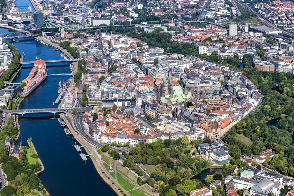 Luftaufnahme Bremen - Altstadtbereich und Innenstadtzentrum am Ufer des Flussverlaufes der Weser in Bremen, Deutschland