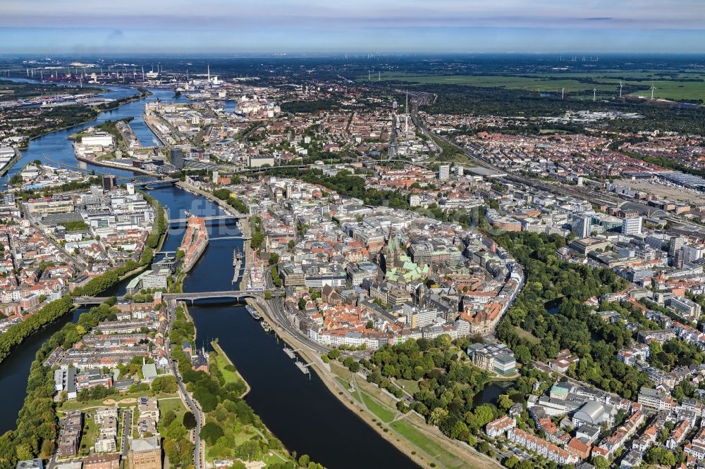 Bremen von oben - Altstadtbereich und Innenstadtzentrum am Ufer des Flussverlaufes der Weser in Bremen, Deutschland