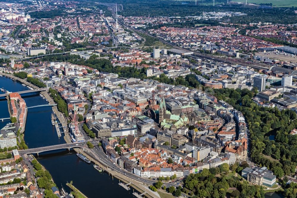 Bremen aus der Vogelperspektive: Altstadtbereich und Innenstadtzentrum am Ufer des Flussverlaufes der Weser in Bremen, Deutschland