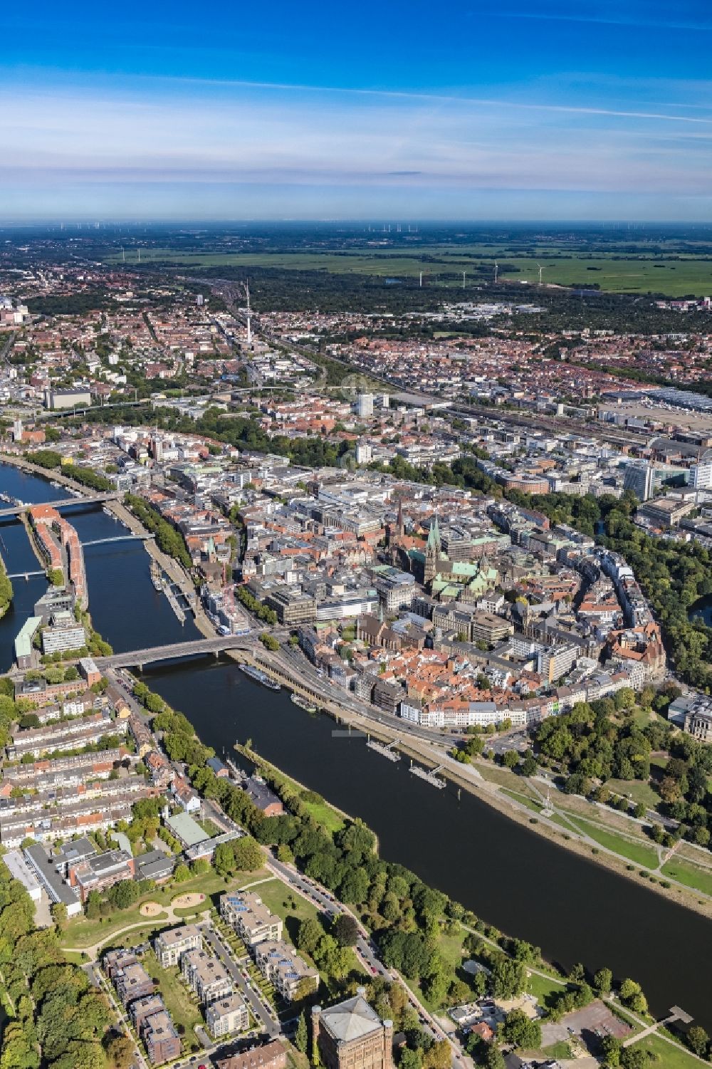 Luftaufnahme Bremen - Altstadtbereich und Innenstadtzentrum am Ufer des Flussverlaufes der Weser in Bremen, Deutschland