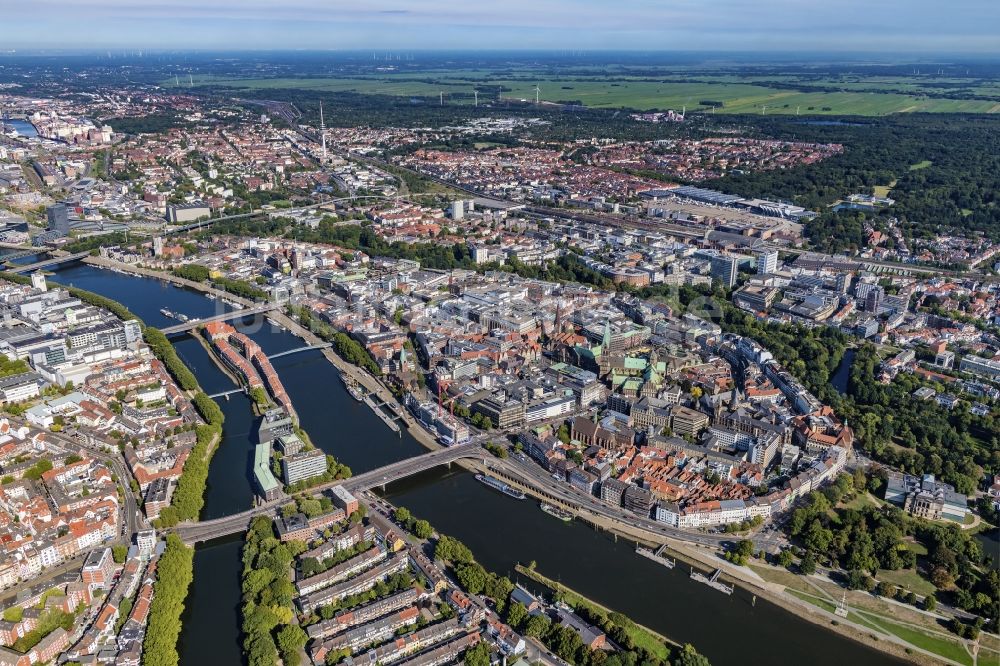 Bremen von oben - Altstadtbereich und Innenstadtzentrum am Ufer des Flussverlaufes der Weser in Bremen, Deutschland