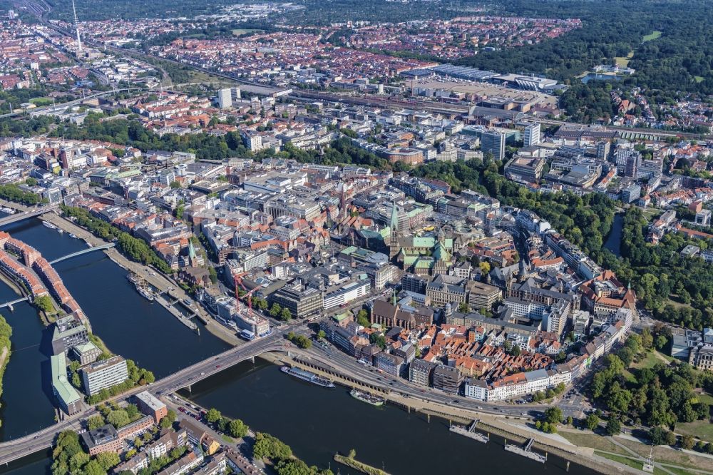 Bremen aus der Vogelperspektive: Altstadtbereich und Innenstadtzentrum am Ufer des Flussverlaufes der Weser in Bremen, Deutschland