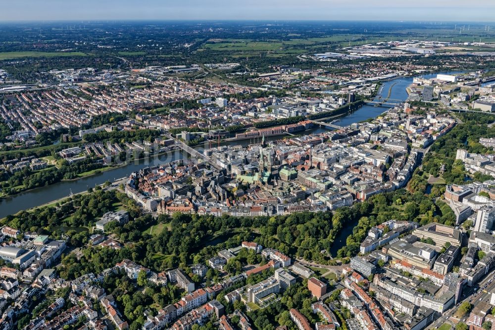 Luftbild Bremen - Altstadtbereich und Innenstadtzentrum am Ufer des Flussverlaufes der Weser in Bremen, Deutschland