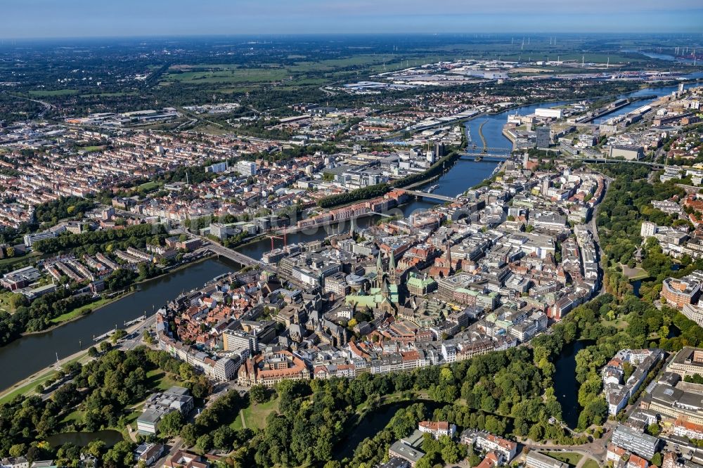 Luftaufnahme Bremen - Altstadtbereich und Innenstadtzentrum am Ufer des Flussverlaufes der Weser in Bremen, Deutschland