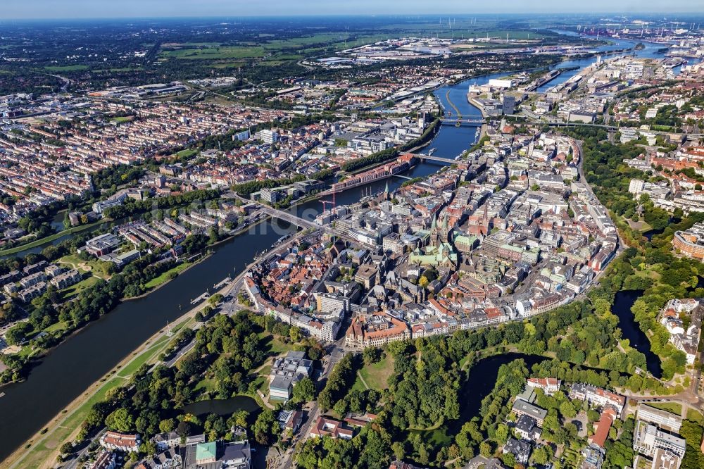 Bremen von oben - Altstadtbereich und Innenstadtzentrum am Ufer des Flussverlaufes der Weser in Bremen, Deutschland