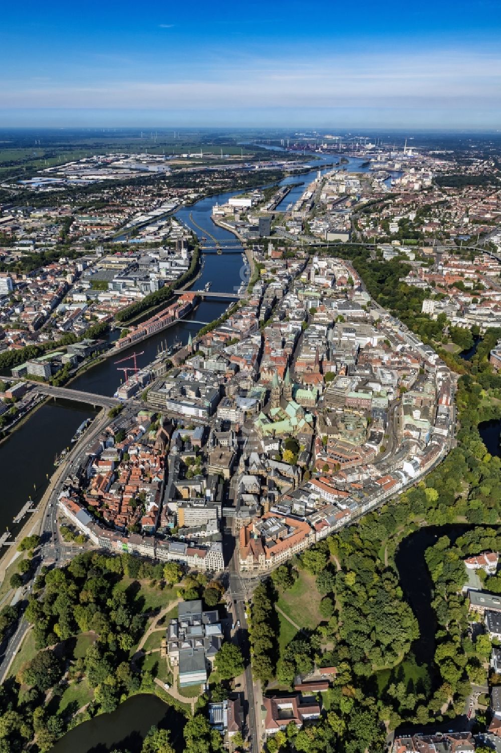 Bremen aus der Vogelperspektive: Altstadtbereich und Innenstadtzentrum am Ufer des Flussverlaufes der Weser in Bremen, Deutschland