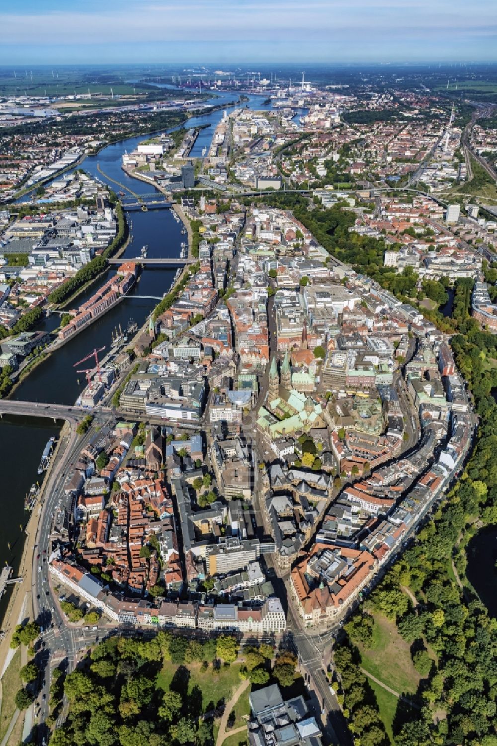 Luftbild Bremen - Altstadtbereich und Innenstadtzentrum am Ufer des Flussverlaufes der Weser in Bremen, Deutschland