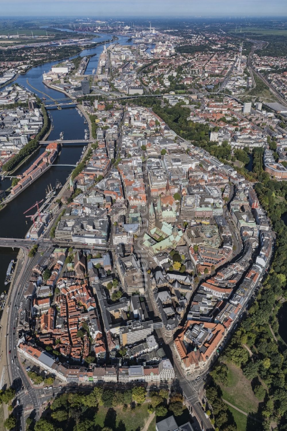 Luftaufnahme Bremen - Altstadtbereich und Innenstadtzentrum am Ufer des Flussverlaufes der Weser in Bremen, Deutschland