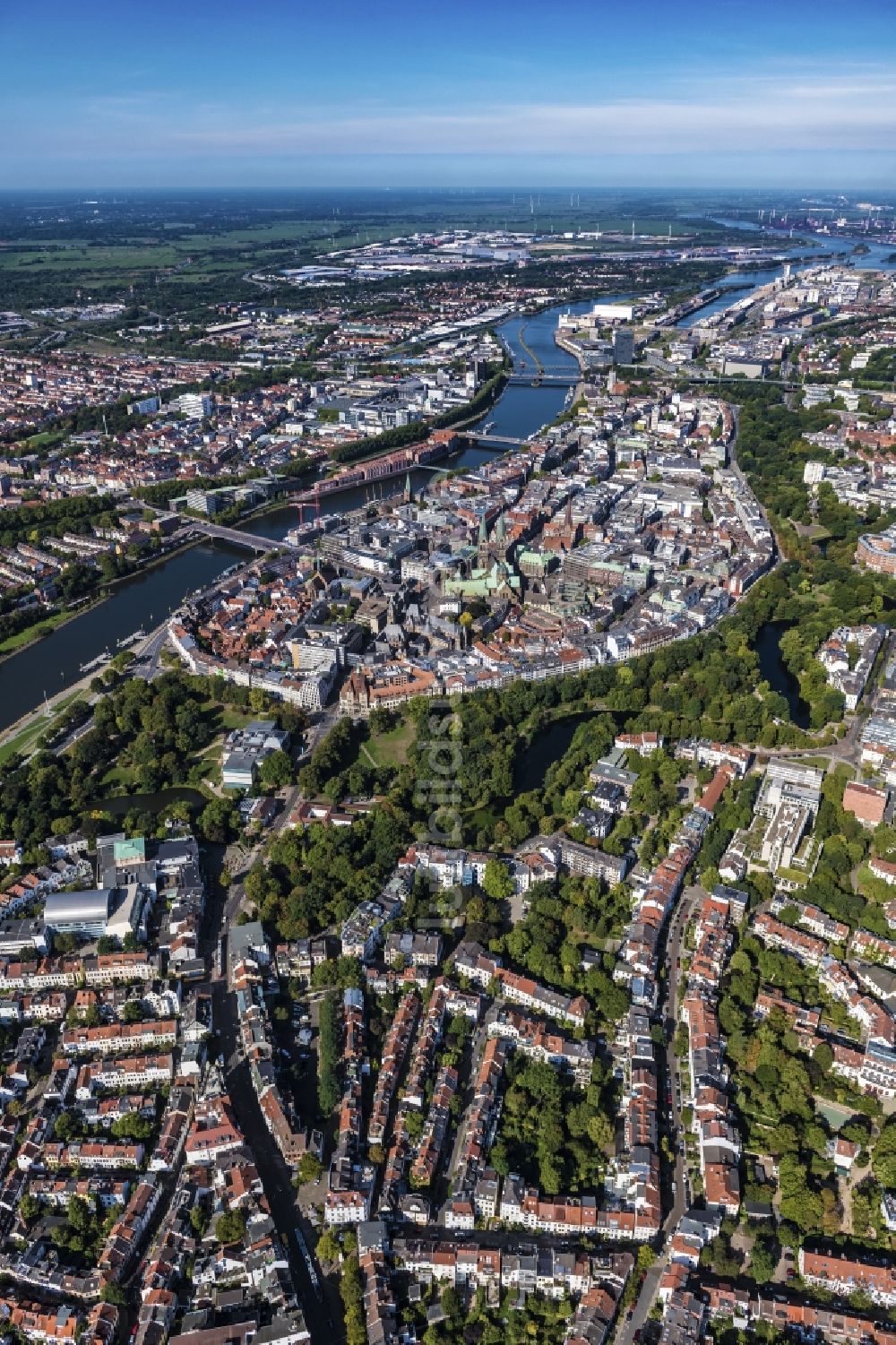 Bremen aus der Vogelperspektive: Altstadtbereich und Innenstadtzentrum am Ufer des Flussverlaufes der Weser in Bremen, Deutschland