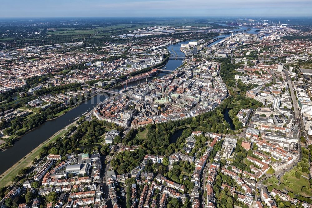 Luftbild Bremen - Altstadtbereich und Innenstadtzentrum am Ufer des Flussverlaufes der Weser in Bremen, Deutschland