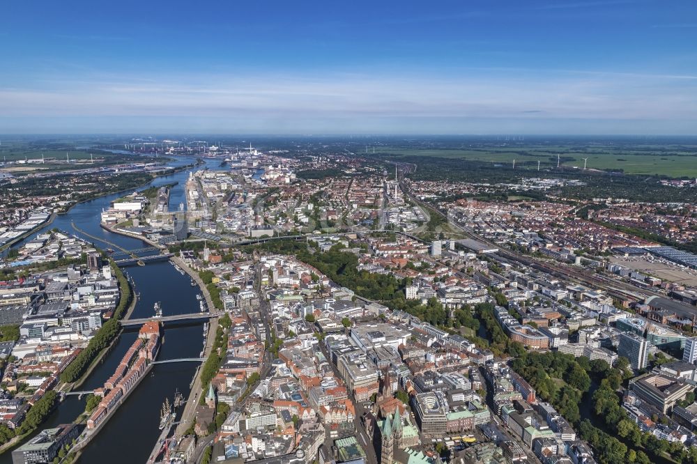 Bremen von oben - Altstadtbereich und Innenstadtzentrum am Ufer des Flussverlaufes der Weser in Bremen, Deutschland