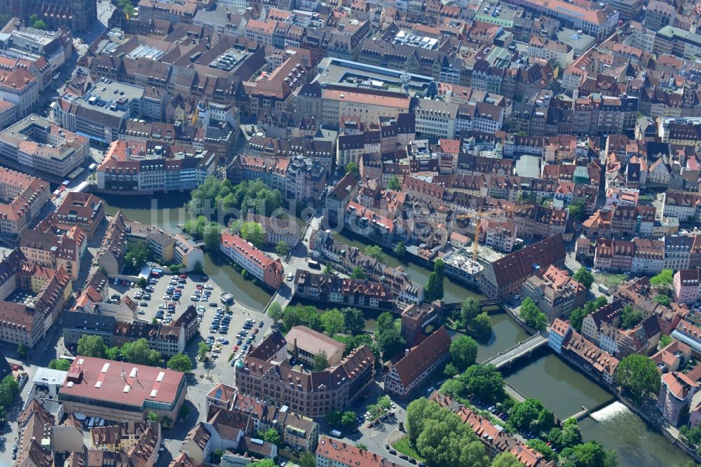 Luftaufnahme Nürnberg - Altstadtbereich und Innenstadtzentrum am Ufer der Pegnitz in Nürnberg im Bundesland Bayern