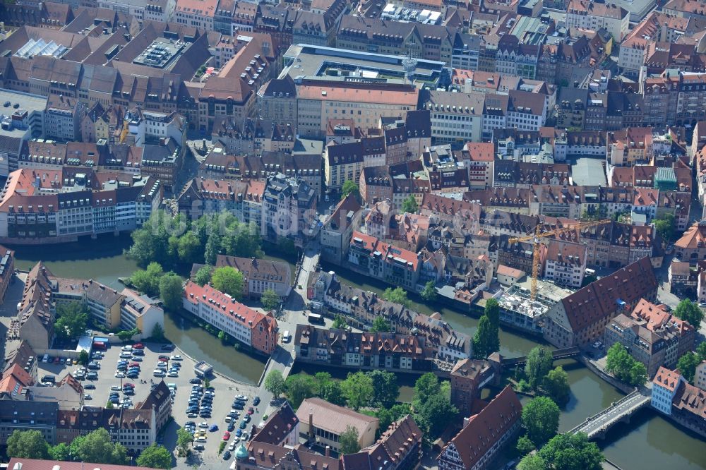 Nürnberg aus der Vogelperspektive: Altstadtbereich und Innenstadtzentrum am Ufer der Pegnitz in Nürnberg im Bundesland Bayern