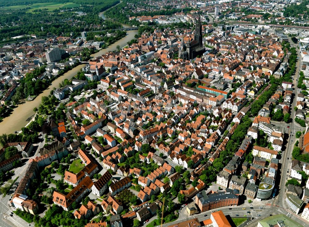 Ulm von oben - Altstadtbereich und Innenstadtzentrum in Ulm im Bundesland Baden-Württemberg, Deutschland