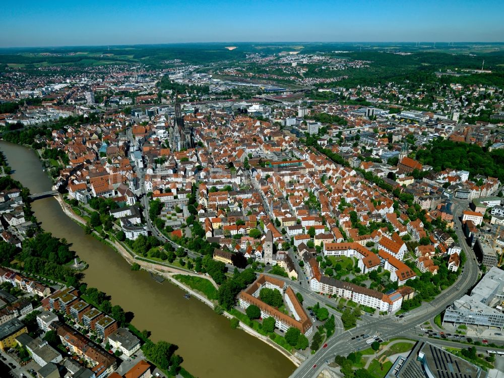 Ulm aus der Vogelperspektive: Altstadtbereich und Innenstadtzentrum in Ulm im Bundesland Baden-Württemberg, Deutschland