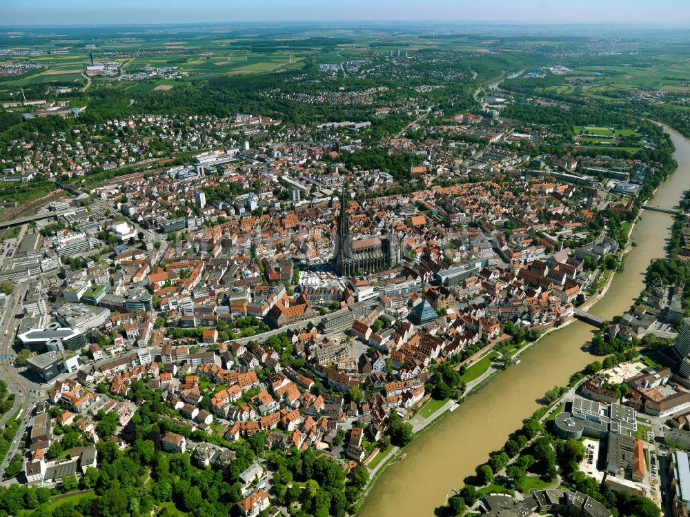 Ulm von oben - Altstadtbereich und Innenstadtzentrum in Ulm im Bundesland Baden-Württemberg, Deutschland