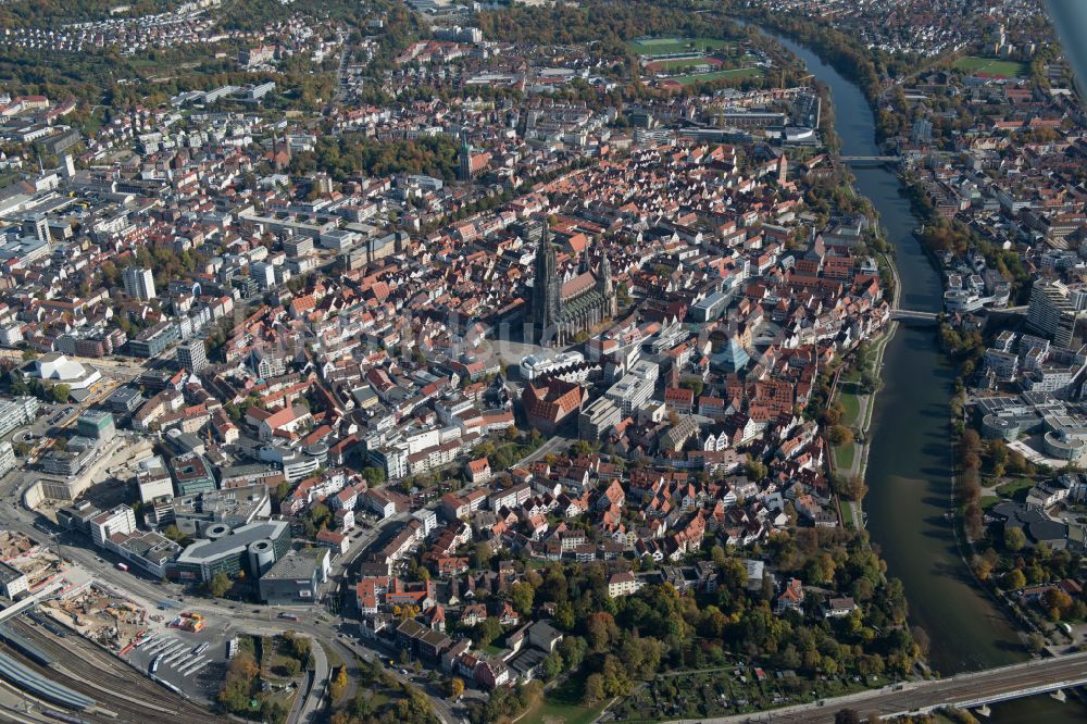 Ulm von oben - Altstadtbereich und Innenstadtzentrum in Ulm im Bundesland Baden-Württemberg, Deutschland