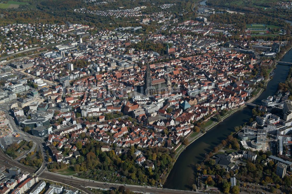 Ulm aus der Vogelperspektive: Altstadtbereich und Innenstadtzentrum in Ulm im Bundesland Baden-Württemberg, Deutschland