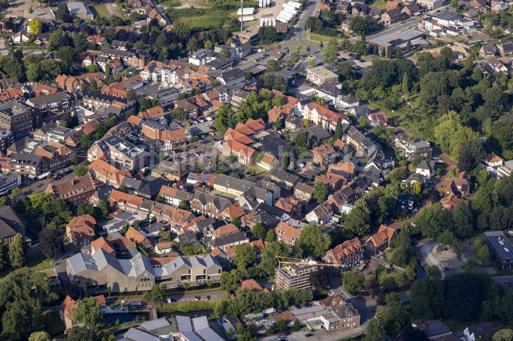 Vreden aus der Vogelperspektive: Altstadtbereich und Innenstadtzentrum in Vreden im Bundesland Nordrhein-Westfalen, Deutschland