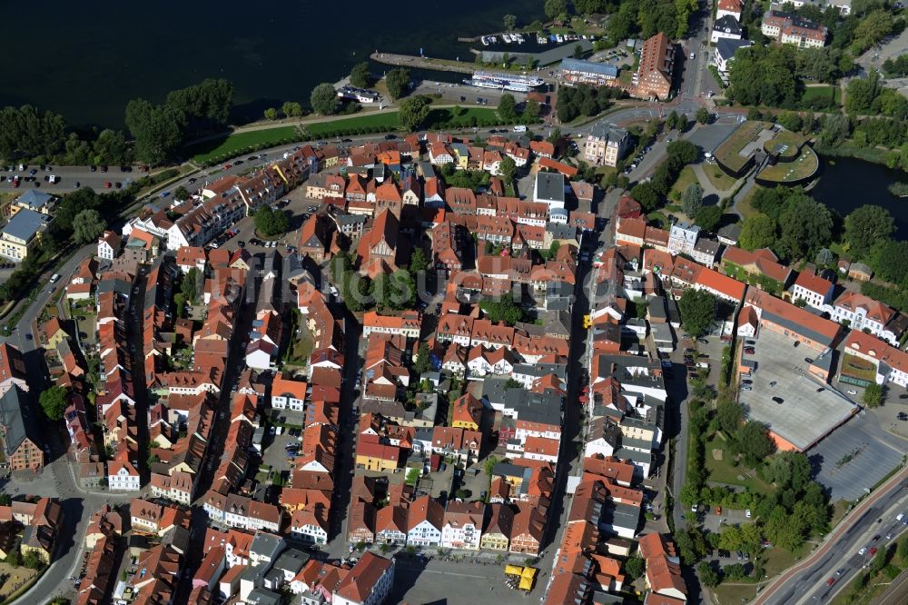 Waren (Müritz) von oben - Altstadtbereich und Innenstadtzentrum in Waren (Müritz) im Bundesland Mecklenburg-Vorpommern