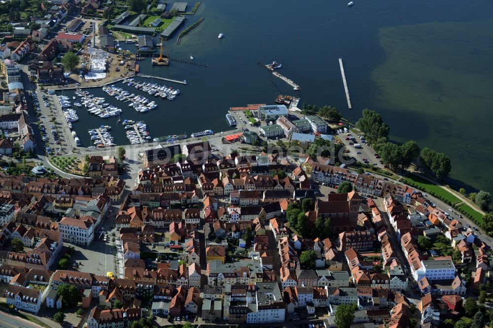 Luftaufnahme Waren (Müritz) - Altstadtbereich und Innenstadtzentrum in Waren (Müritz) im Bundesland Mecklenburg-Vorpommern