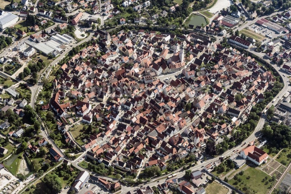 Wemding aus der Vogelperspektive: Altstadtbereich und Innenstadtzentrum in Wemding im Bundesland Bayern, Deutschland