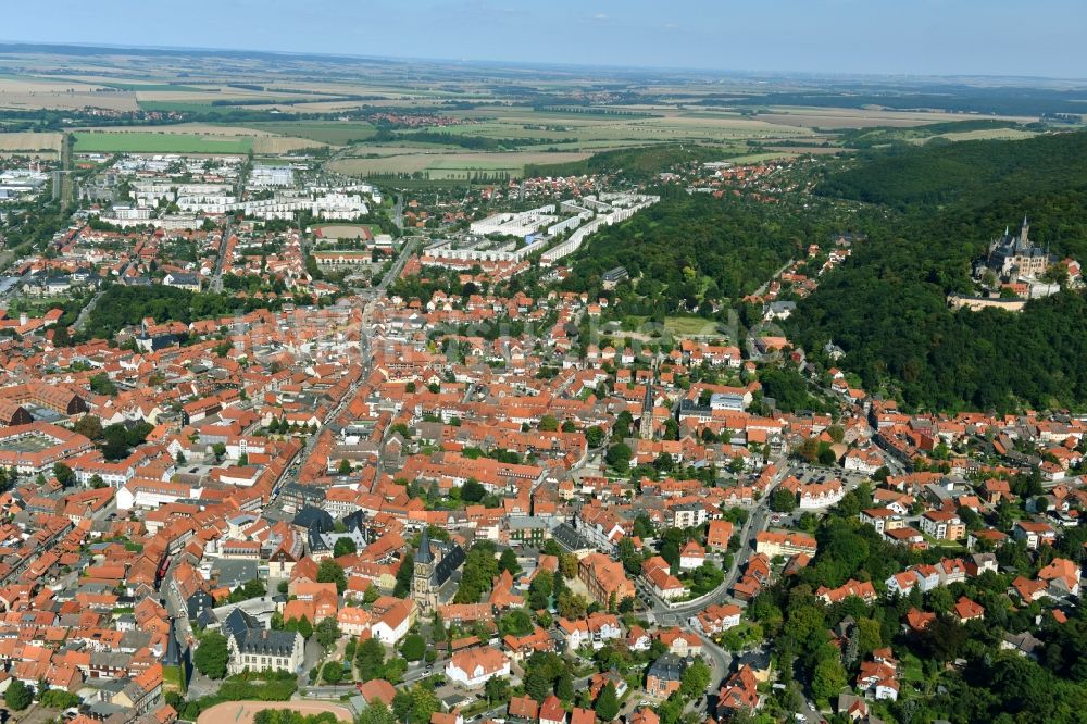 Luftaufnahme Wernigerode - Altstadtbereich und Innenstadtzentrum in Wernigerode im Bundesland Sachsen-Anhalt, Deutschland