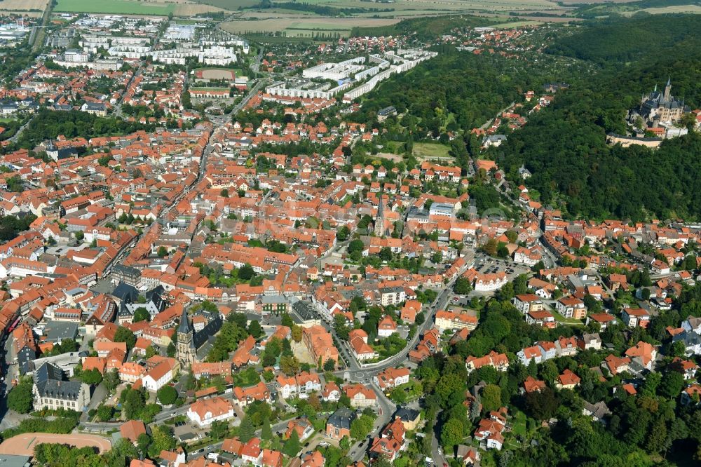 Wernigerode von oben - Altstadtbereich und Innenstadtzentrum in Wernigerode im Bundesland Sachsen-Anhalt, Deutschland