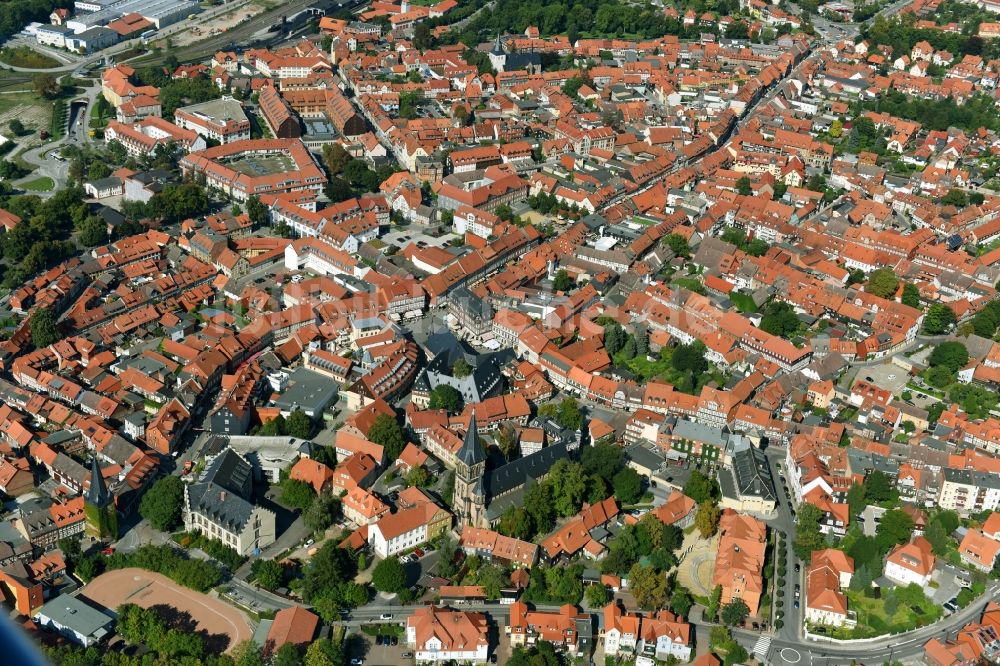 Wernigerode aus der Vogelperspektive: Altstadtbereich und Innenstadtzentrum in Wernigerode im Bundesland Sachsen-Anhalt, Deutschland