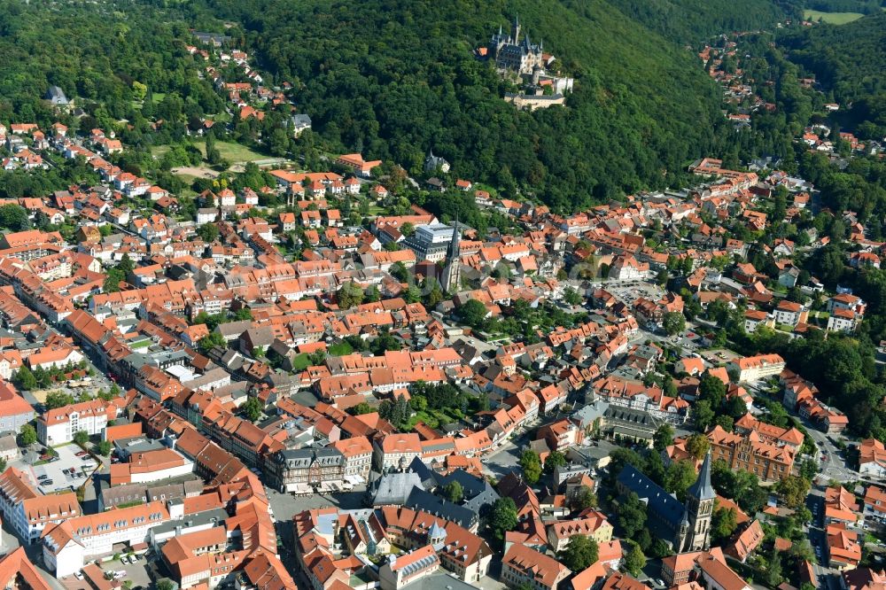 Luftaufnahme Wernigerode - Altstadtbereich und Innenstadtzentrum in Wernigerode im Bundesland Sachsen-Anhalt, Deutschland