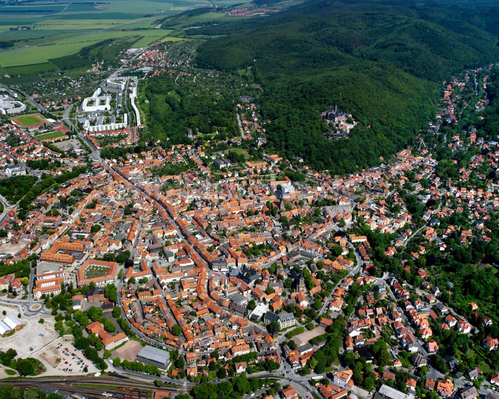 Luftbild Wernigerode - Altstadtbereich und Innenstadtzentrum in Wernigerode im Bundesland Sachsen-Anhalt, Deutschland