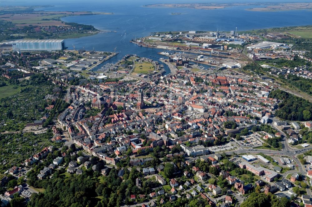 Luftaufnahme Wismar - Altstadtbereich und Innenstadtzentrum in Wismar im Bundesland Mecklenburg-Vorpommern