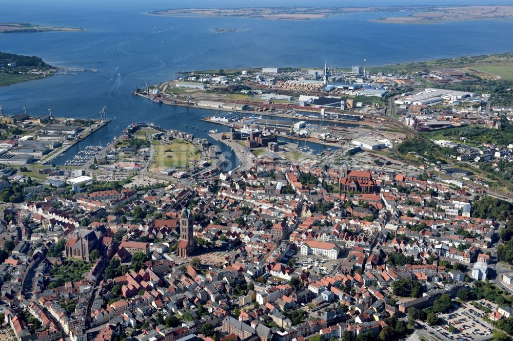 Wismar aus der Vogelperspektive: Altstadtbereich und Innenstadtzentrum in Wismar im Bundesland Mecklenburg-Vorpommern