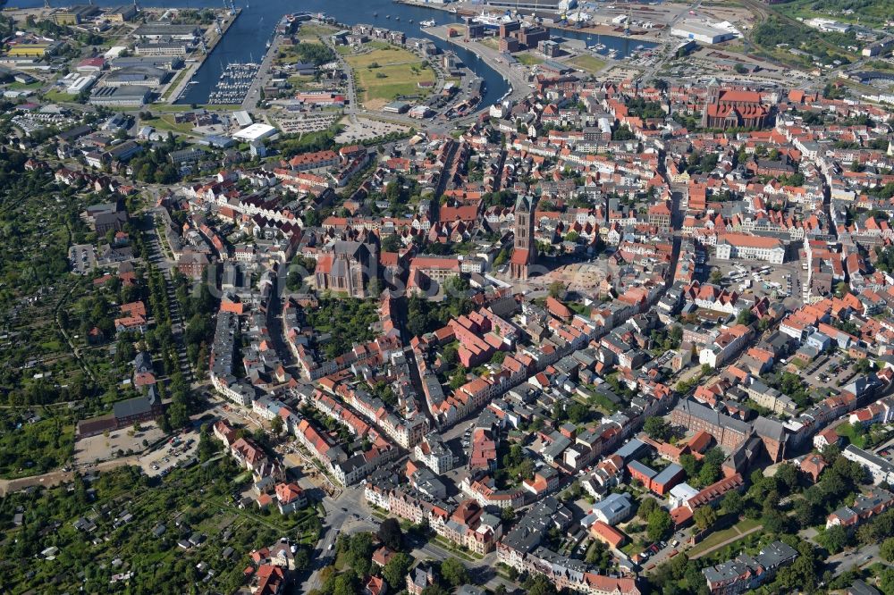 Luftaufnahme Wismar - Altstadtbereich und Innenstadtzentrum in Wismar im Bundesland Mecklenburg-Vorpommern