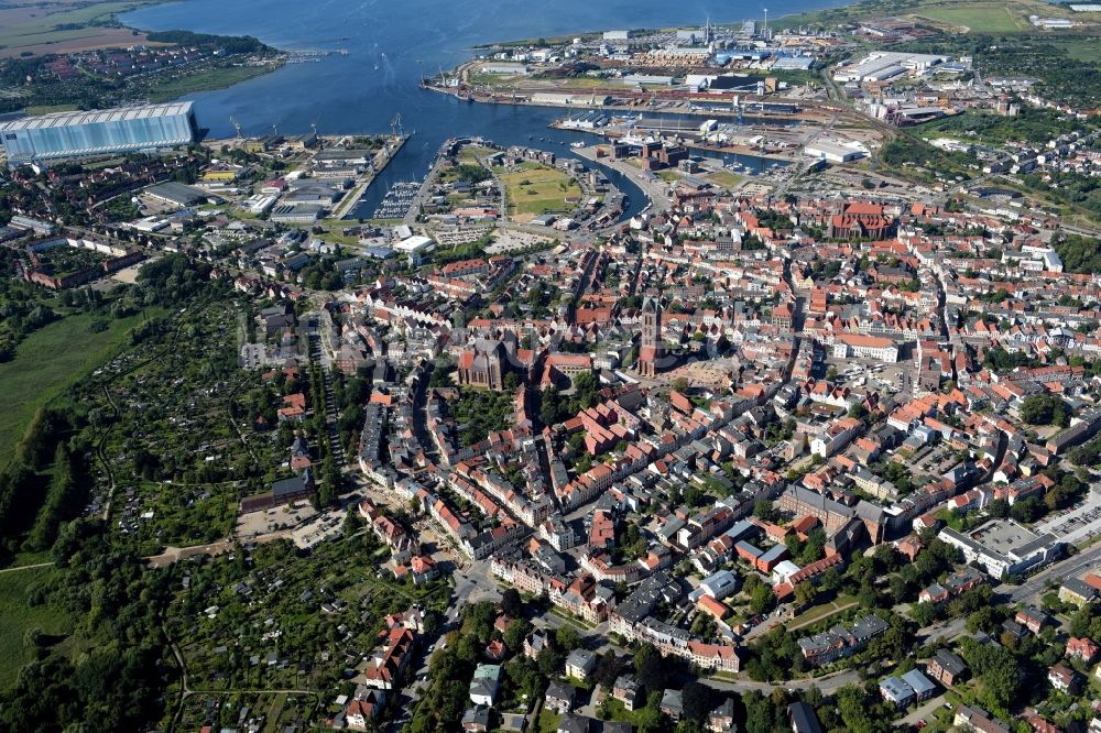 Wismar von oben - Altstadtbereich und Innenstadtzentrum in Wismar im Bundesland Mecklenburg-Vorpommern