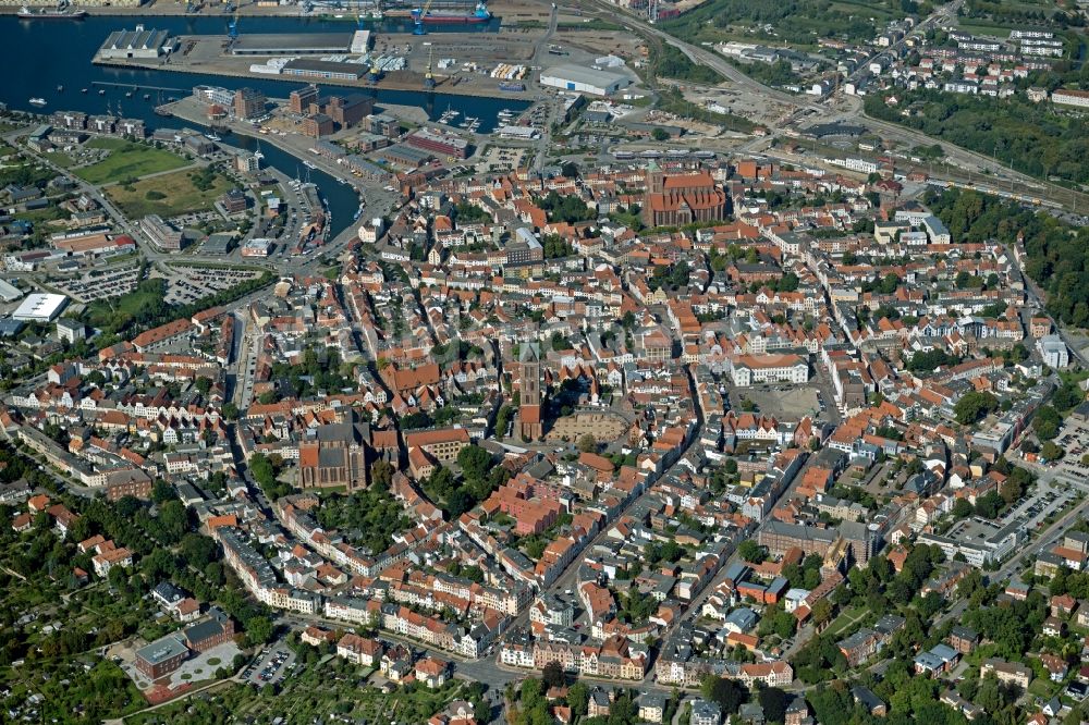 Wismar aus der Vogelperspektive: Altstadtbereich und Innenstadtzentrum in Wismar im Bundesland Mecklenburg-Vorpommern