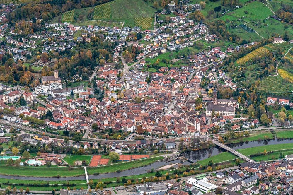 Gengenbach aus der Vogelperspektive: Altstadtbereich und Kinzig in Gengenbach im Bundesland Baden-Württemberg, Deutschland