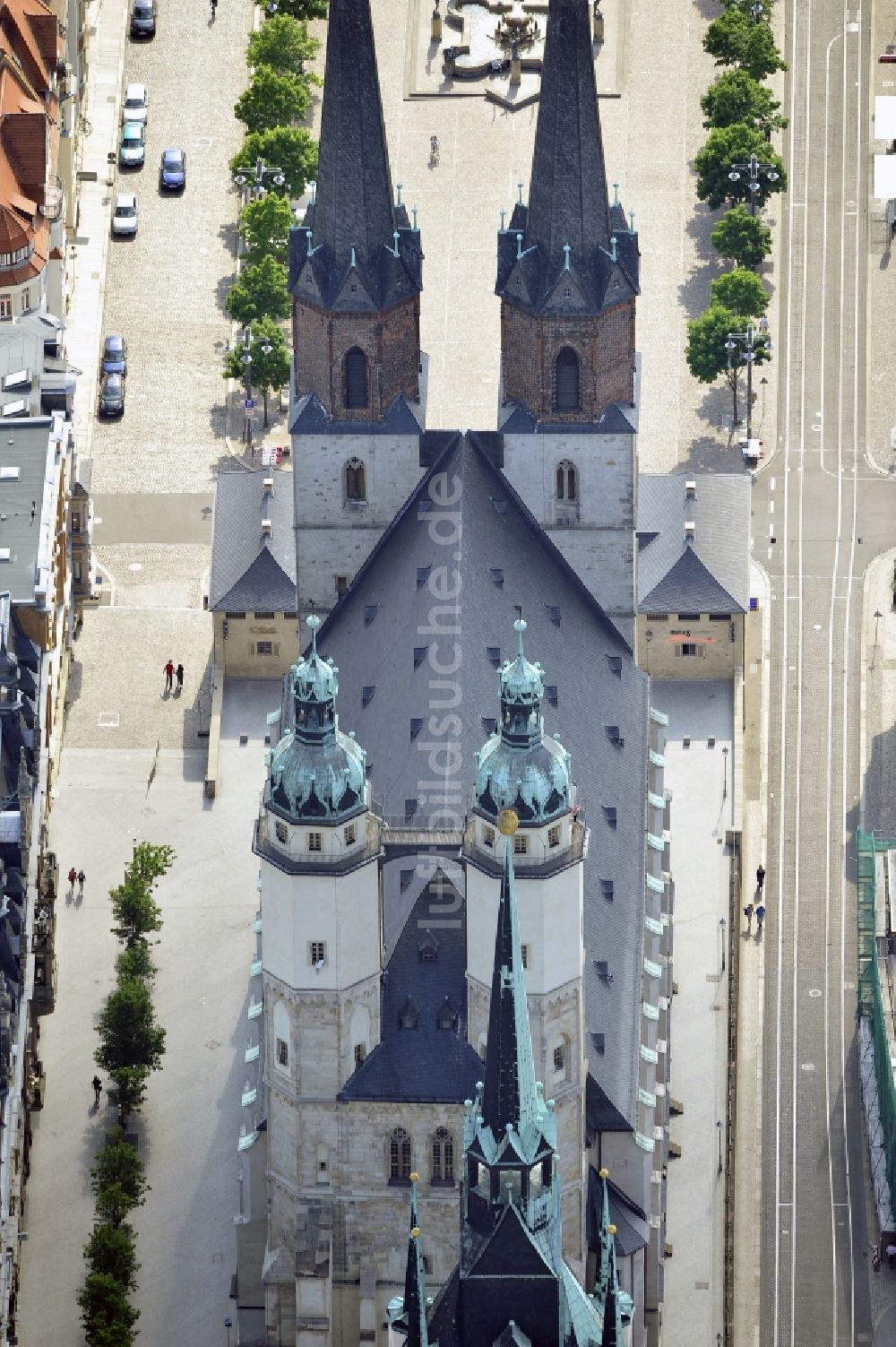 Halle von oben - Altstadtbereich an der Marienkirche vor dem Roten Turm am Marktplatz im Zentrum von Halle (Saale)