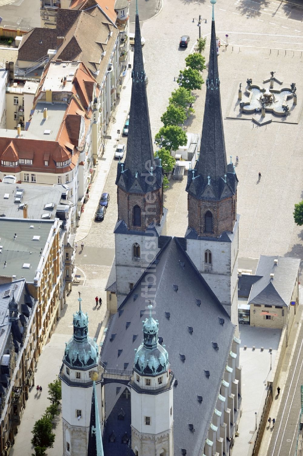 Halle aus der Vogelperspektive: Altstadtbereich an der Marienkirche vor dem Roten Turm am Marktplatz im Zentrum von Halle (Saale)