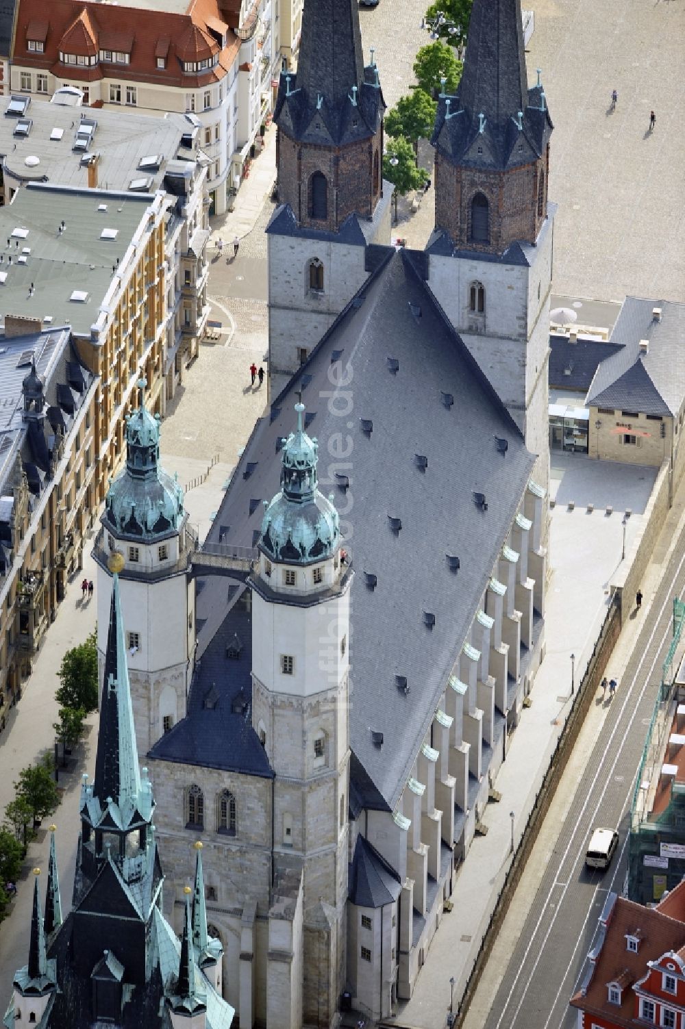 Luftbild Halle - Altstadtbereich an der Marienkirche vor dem Roten Turm am Marktplatz im Zentrum von Halle (Saale)