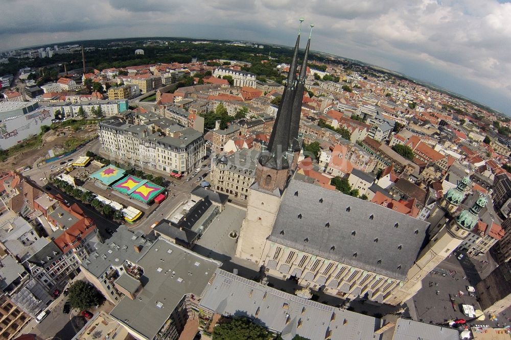 Luftaufnahme Halle Saale - Altstadtbereich an der Marienkirche vor dem Roten Turm am Marktplatz im Zentrum von Halle (Saale)