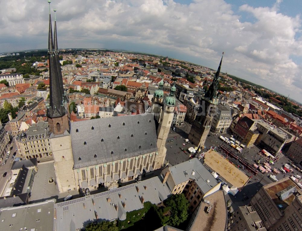 Halle Saale aus der Vogelperspektive: Altstadtbereich an der Marienkirche vor dem Roten Turm am Marktplatz im Zentrum von Halle (Saale)