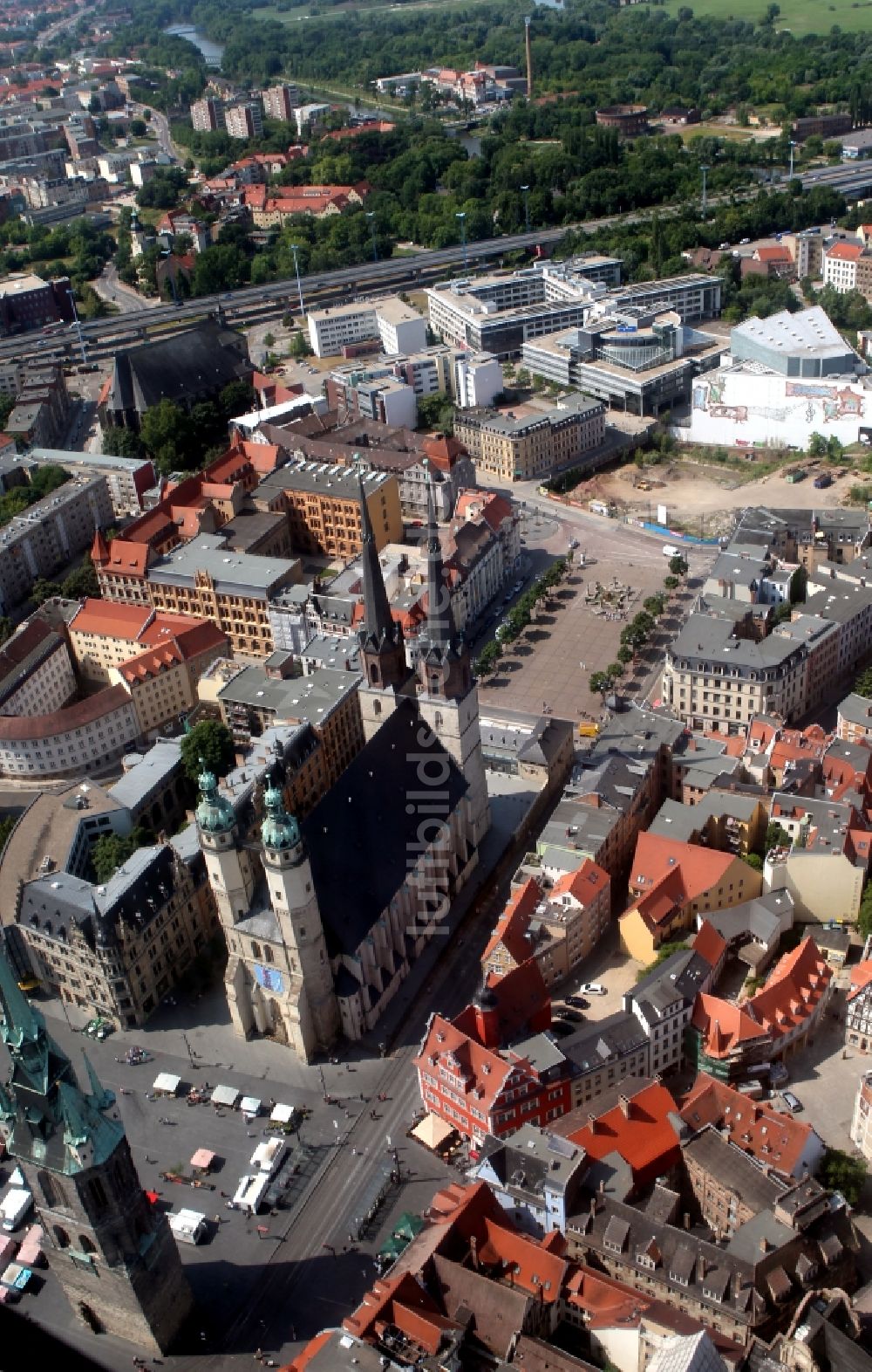 Luftaufnahme Halle / Saale - Altstadtbereich an der Marienkirche vor dem Roten Turm am Marktplatz im Zentrum von Halle (Saale) in Sachsen-Anhalt