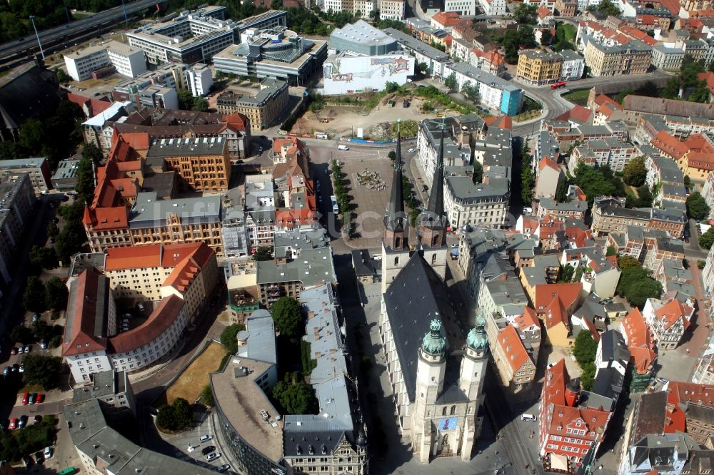 Halle / Saale aus der Vogelperspektive: Altstadtbereich an der Marienkirche vor dem Roten Turm am Marktplatz im Zentrum von Halle (Saale) in Sachsen-Anhalt