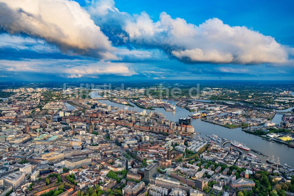 Luftbild Hamburg - Altstadtbereich mit dem Portugiesenviertel, Sankt Michaelis, Speicherstadt und Hafencity mit der Elbphilharmonie in Hamburg, Deutschland